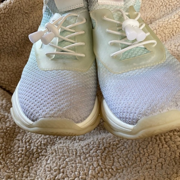 Steve Madden Myle NY 90 Iridescent Blue Multicolor Sneakers, Size 8 Medium - Picture 8 of 11